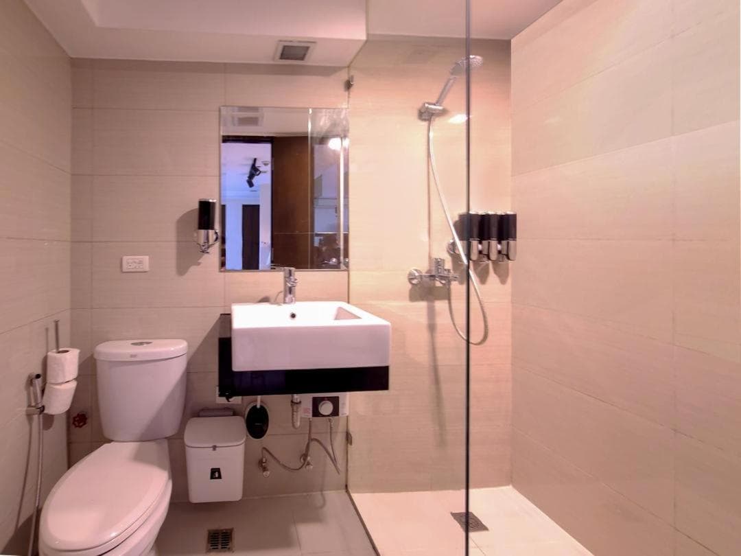 Spacious Family Sleeper BGC & 84inch Cinema photo 6