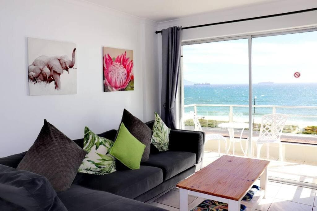 Bloubergstrand Beachfront Apartment with Secure Garage and Pool photo 2