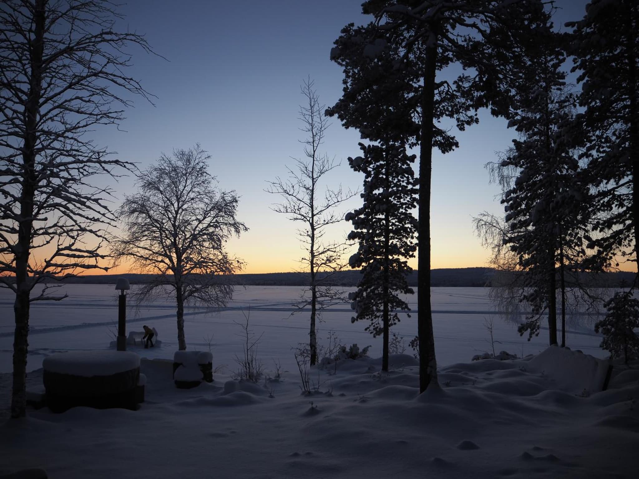 Scandinavian lakeside cottage photo 4