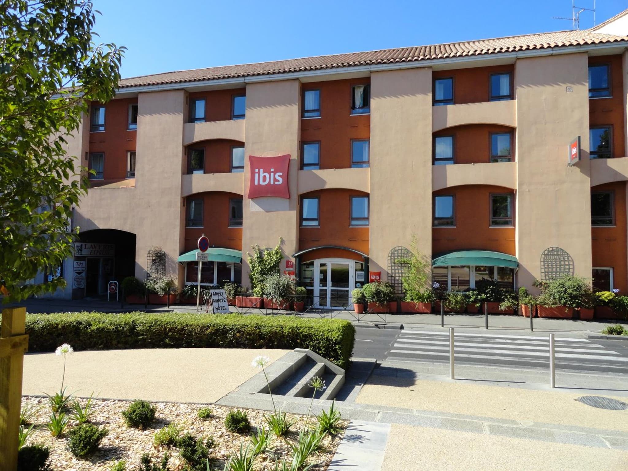 ibis Carcassonne Centre - La Cité photo 3