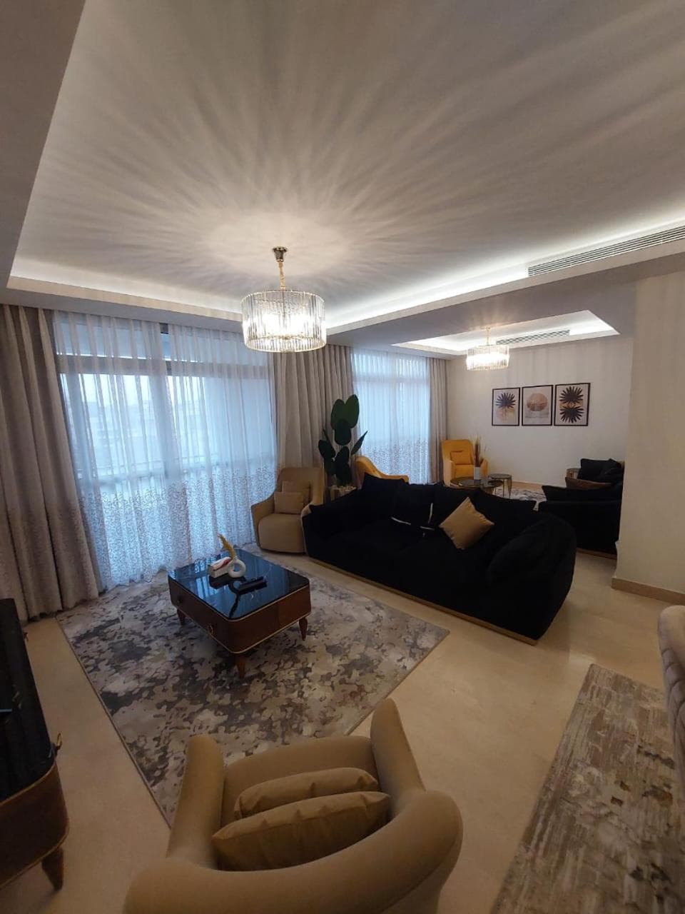 CFC, Luxurious 4BR Apartment, Remarkable value unbeatable Location photo 3