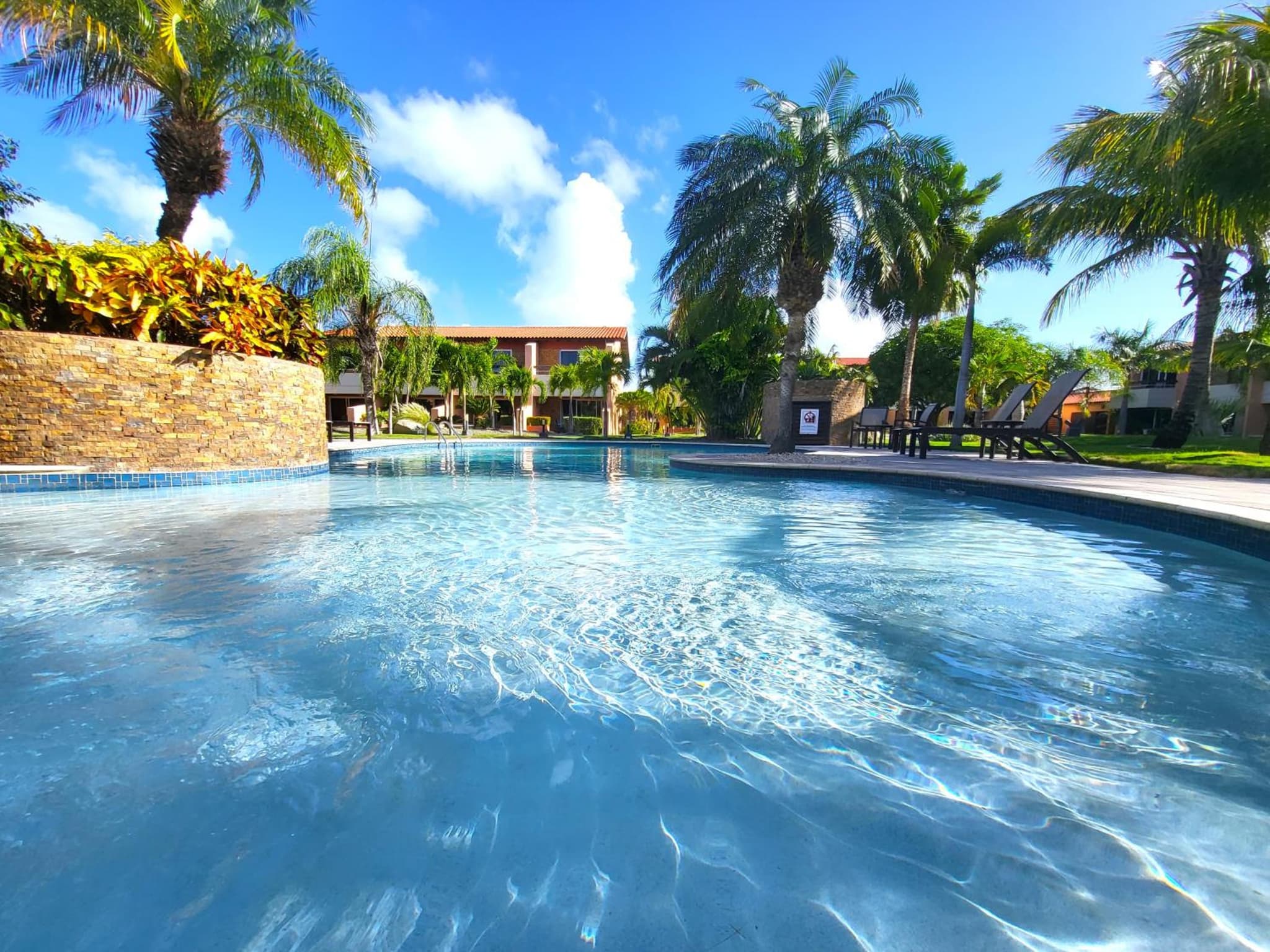 Eagle Beach luxury house, walking distance to the beach
