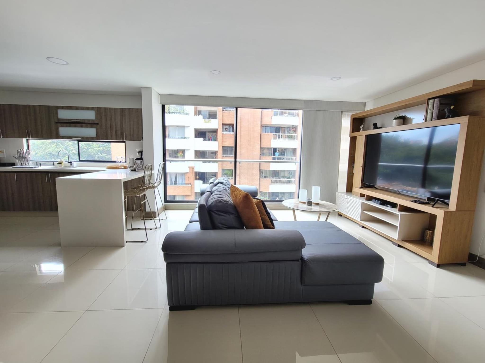 New Luxury 3 Bedroom Apartment in Great Area. photo 8