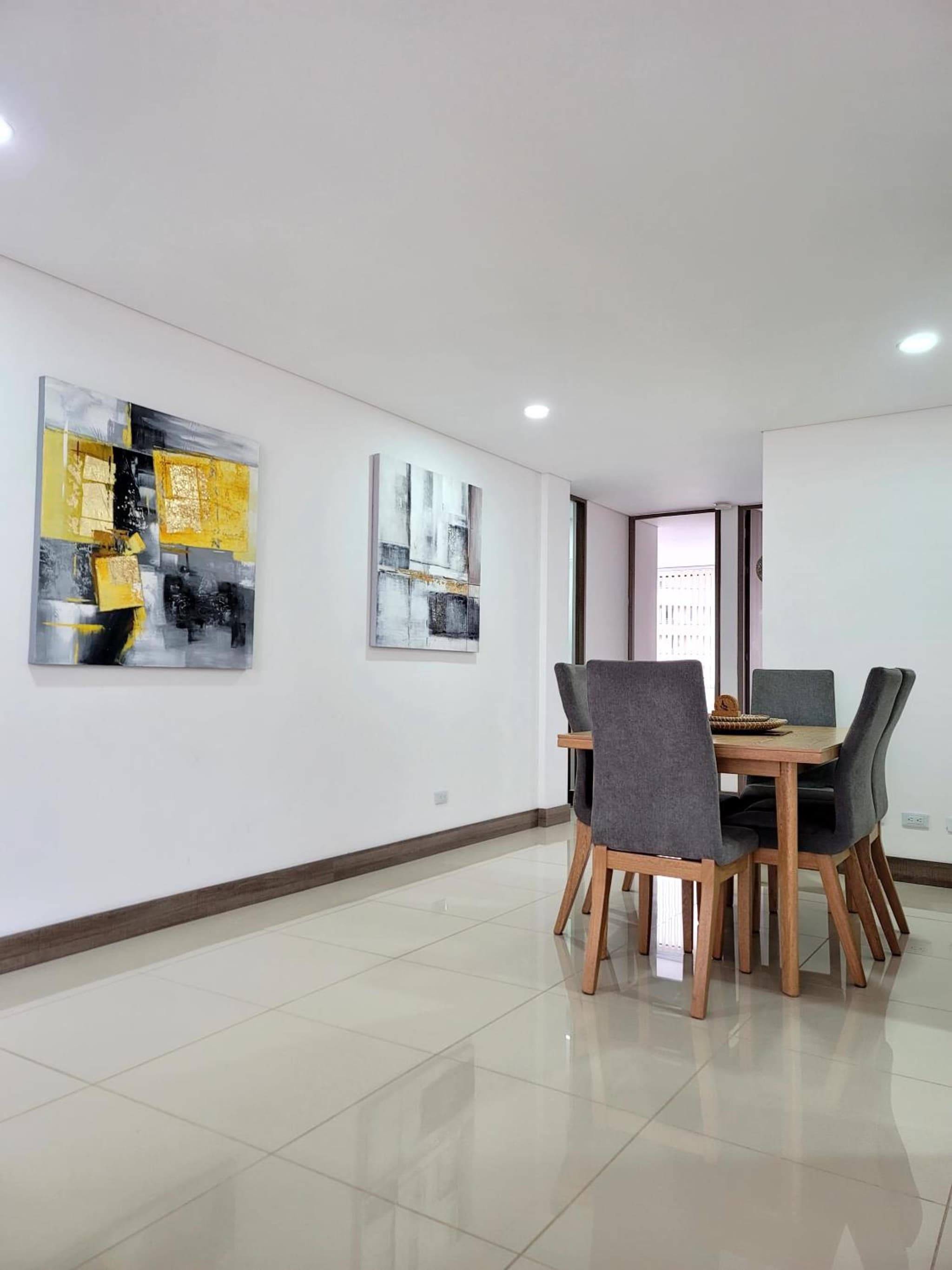 New Luxury 3 Bedroom Apartment in Great Area. photo 5
