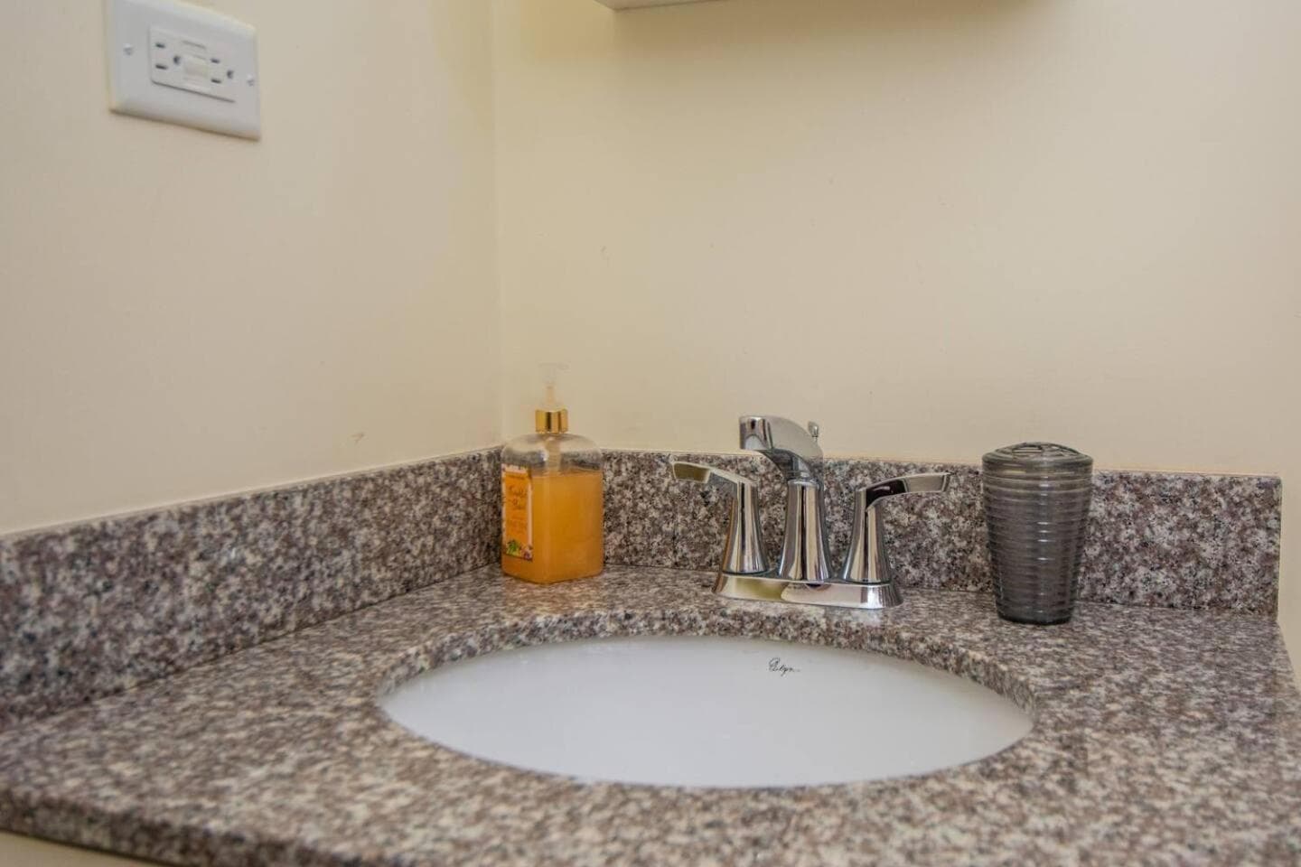 Captivating 2-Bed House in Falmouth photo 3