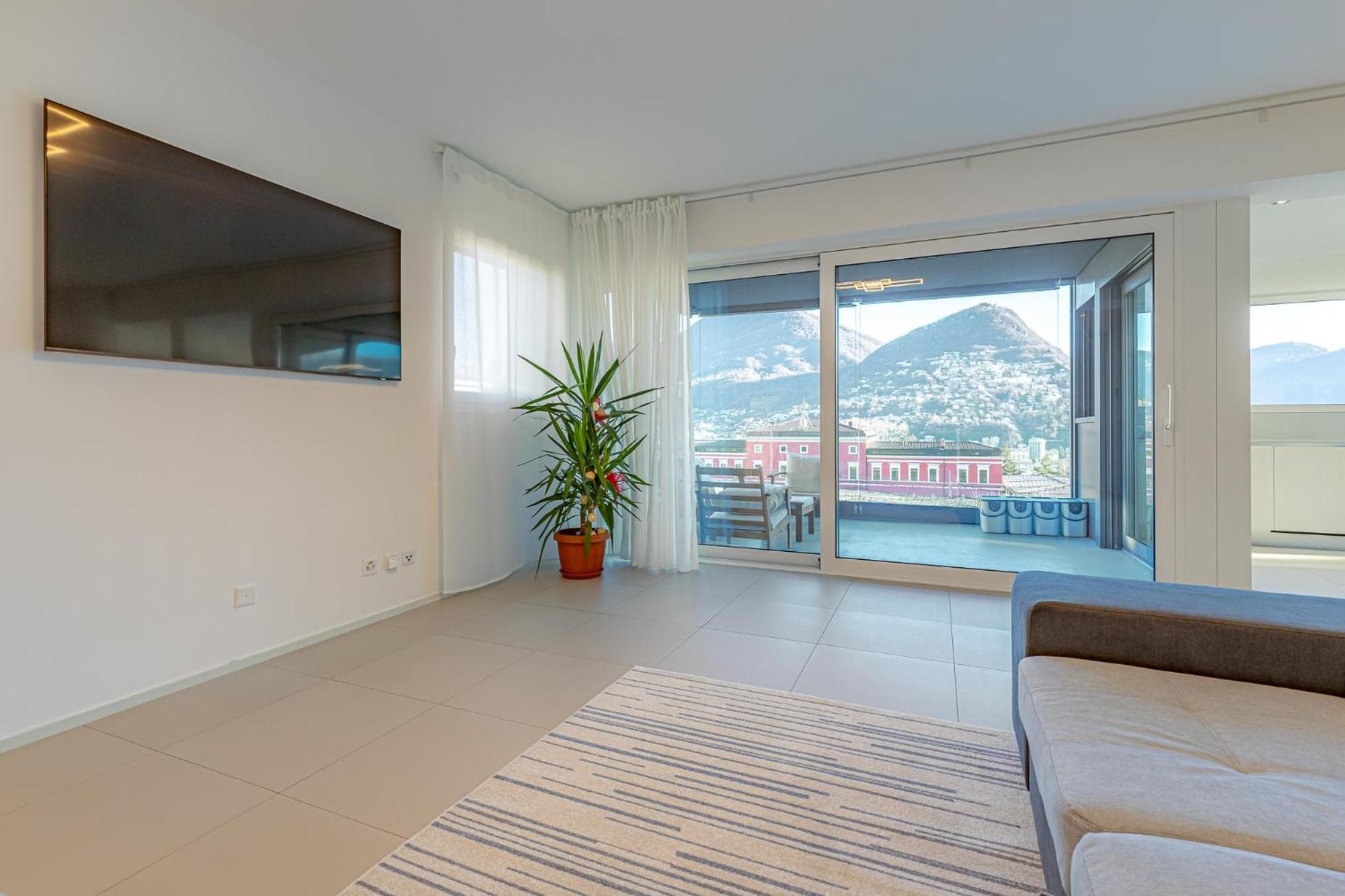 IMPERIAL of LUGANO 3 with a lake view behind the station and 10 min from the lake of Lugano photo 6