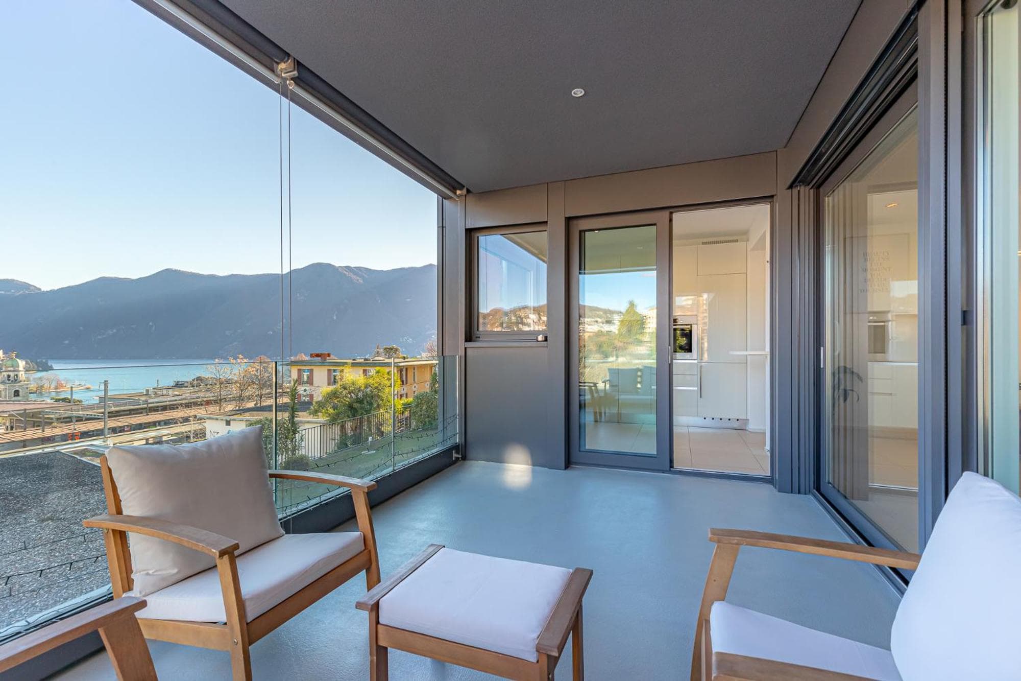 IMPERIAL of LUGANO 3 with a lake view behind the station and 10 min from the lake of Lugano photo 4