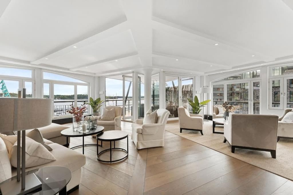 Large 41 millions kr Apartment - seaview in center photo 3