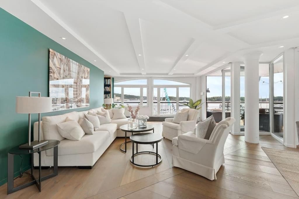 Large 41 millions kr Apartment - seaview in center photo 9