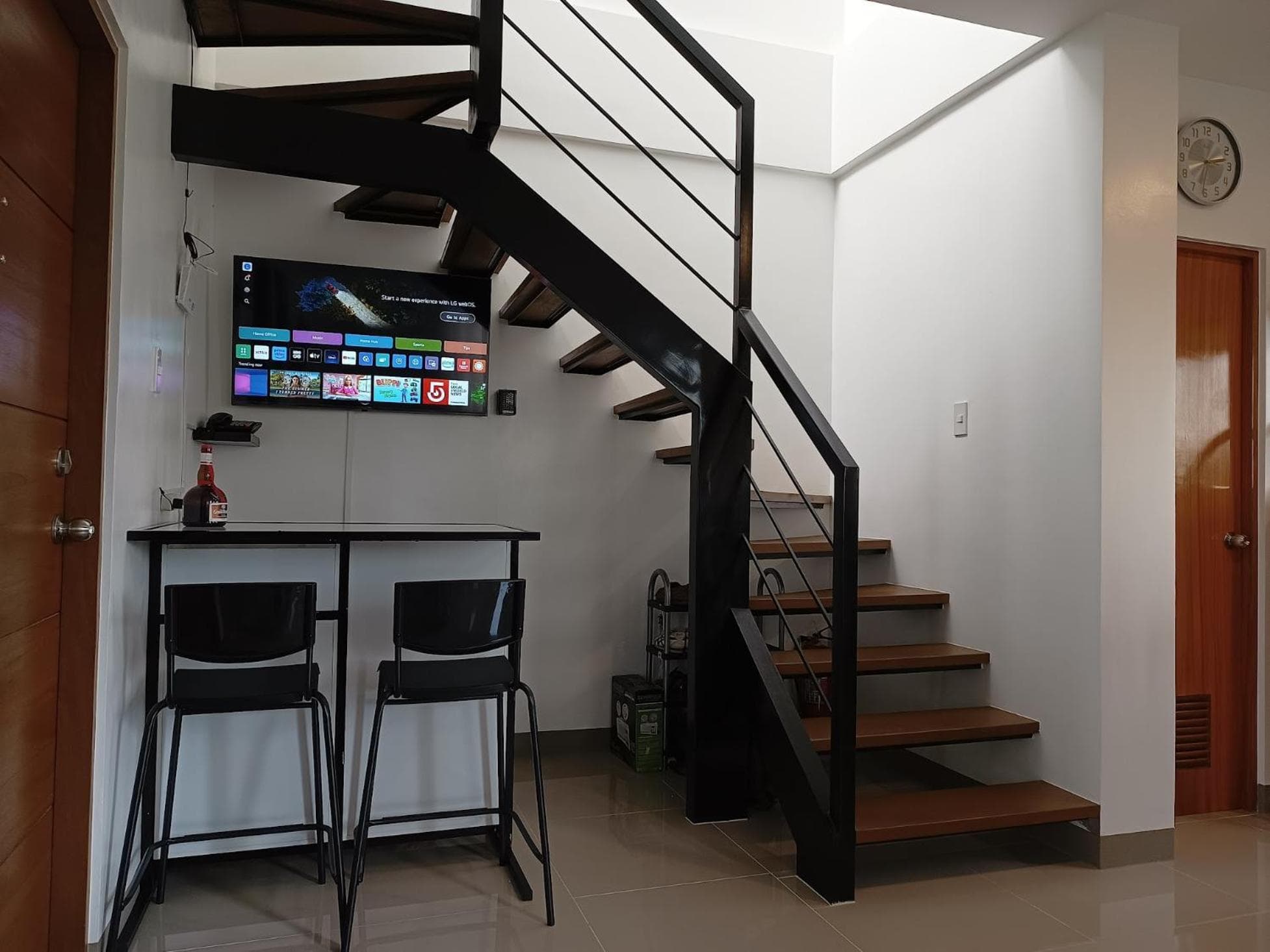 Casa Devino - Spacious 76 SQM 2BR Loft Retreat in Tagaytay - Pool - Free WIFI NETFLIX PARKING PET Stay - located on 3rd Floor photo 2