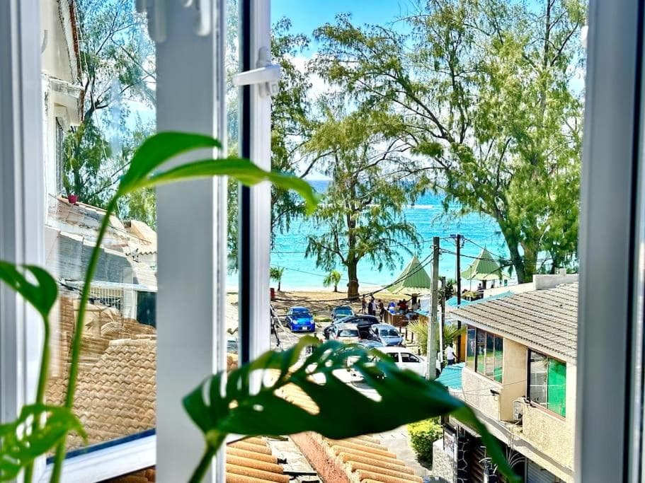 3 Bedroom Beachside apartment - 30 Secs from beach photo 8