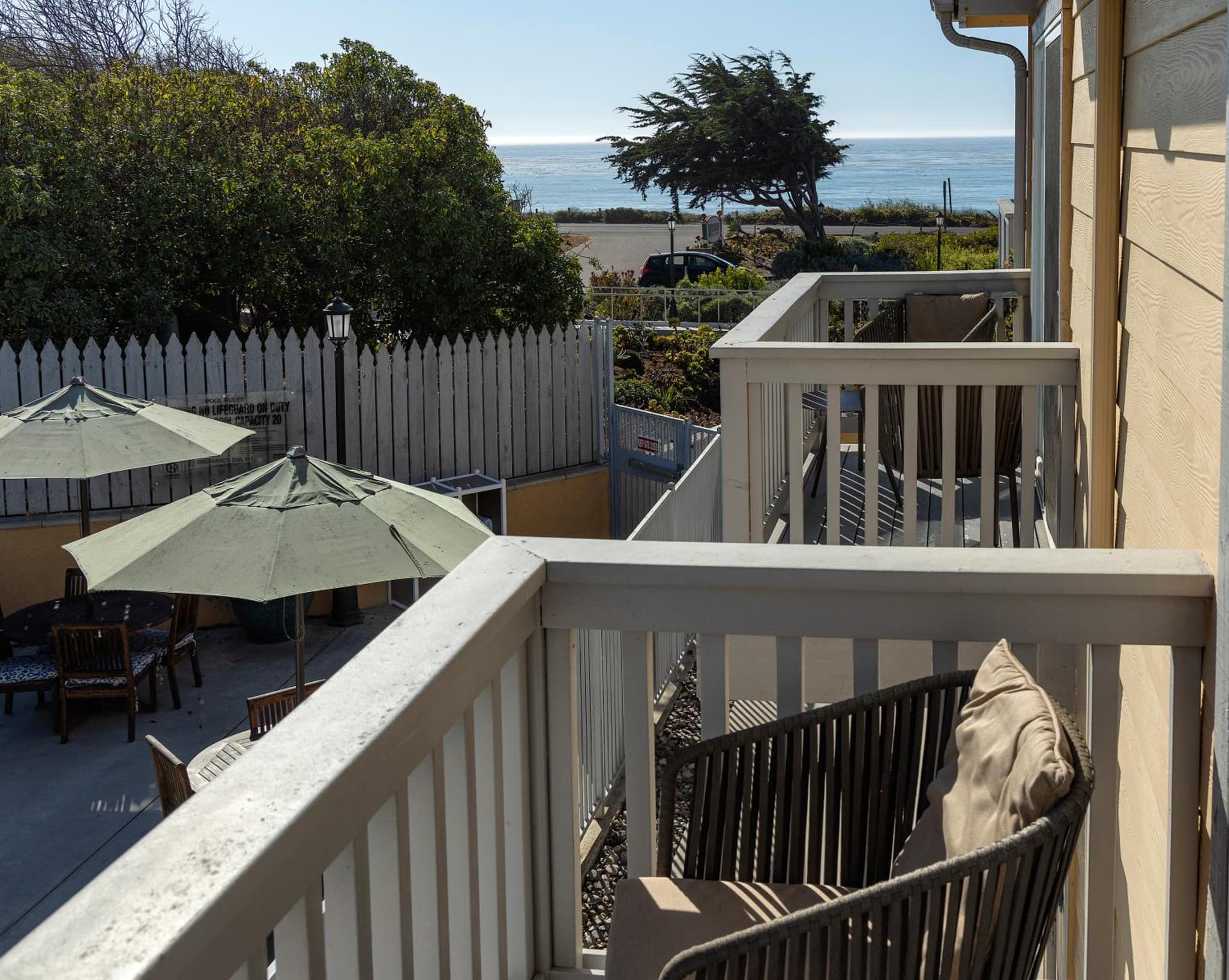 Pelican Inn & Suites photo 2