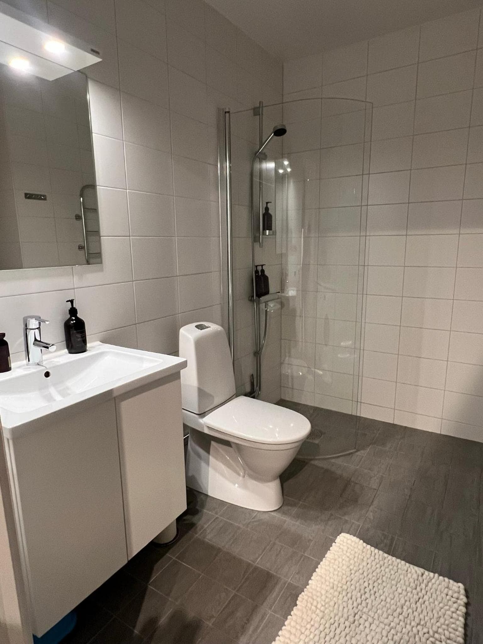 The Emerald Suite - Bright Scandinavian Private Apartment photo 6
