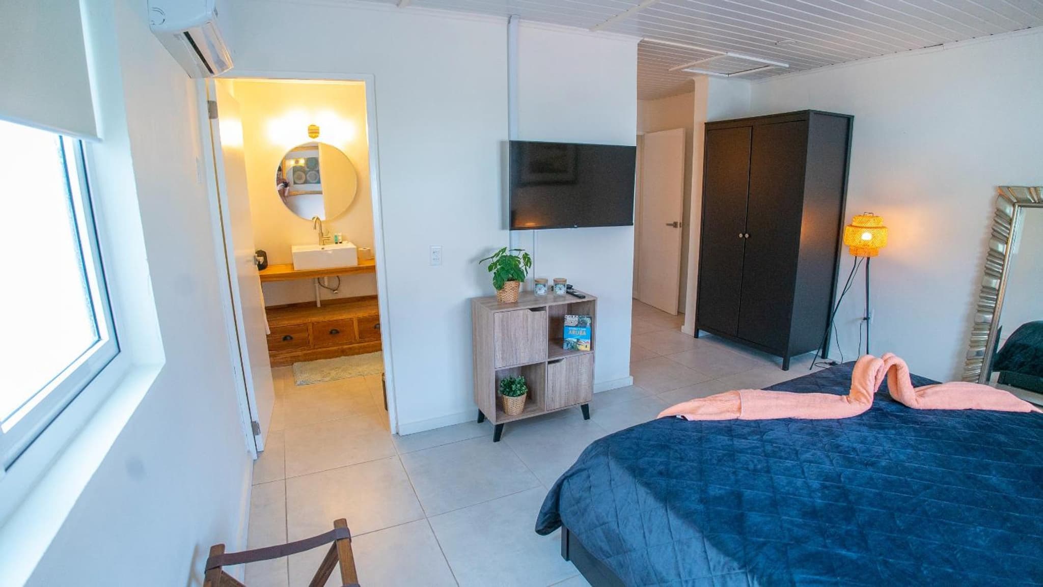Sunny Eagle Beach Villa - 3 min. from beach photo 9