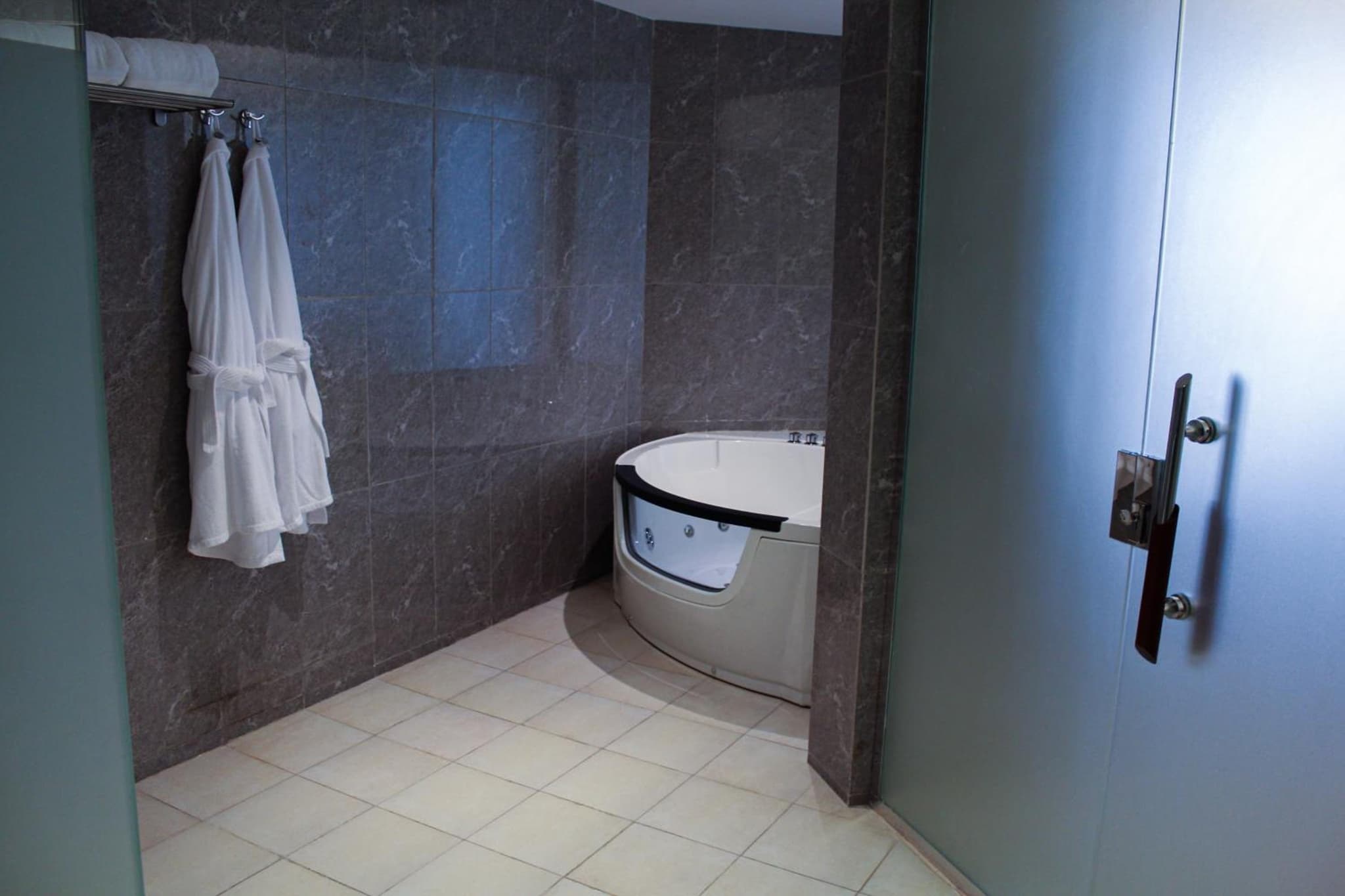 The Business Hotel By Seafront فندق ذا بيزنس photo 2