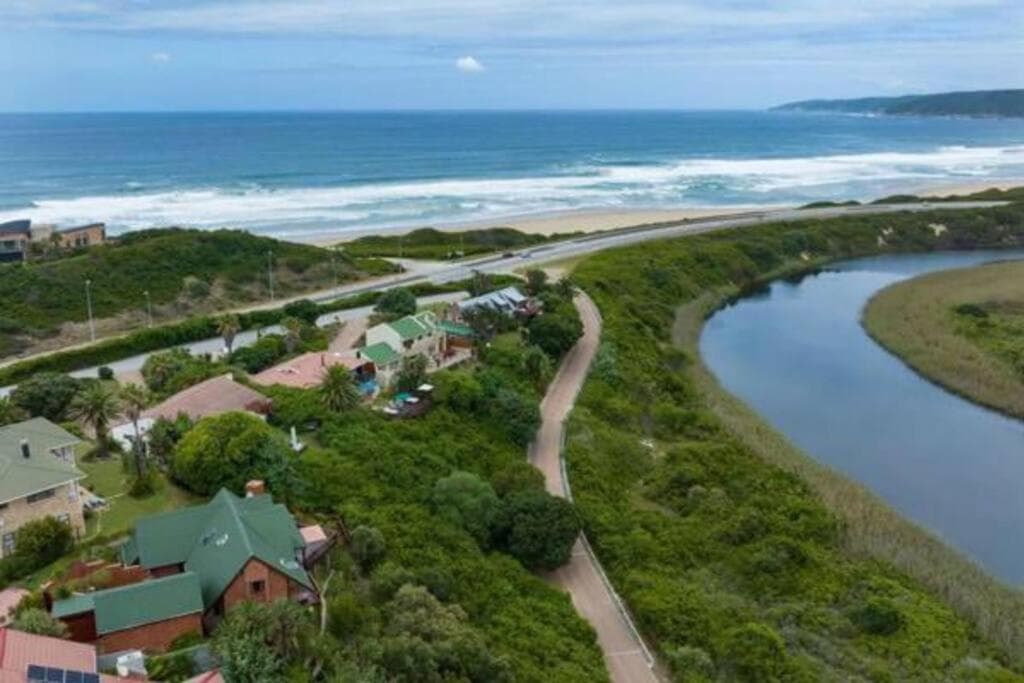 Wilderness deckhouse. views!/sun/sea/river/kayaks photo 2