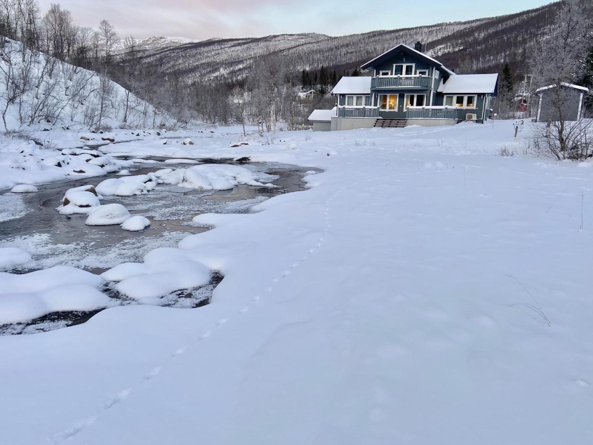 Riverfront house with 98 inch TV, ps5 & activities photo 8