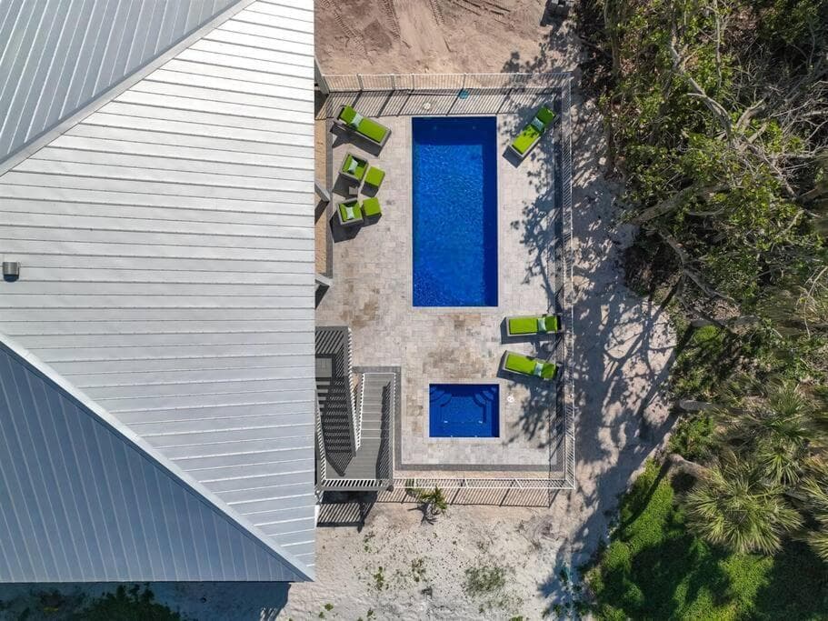 Island Retreat: Your Exclusive Oasis Awaits photo 3