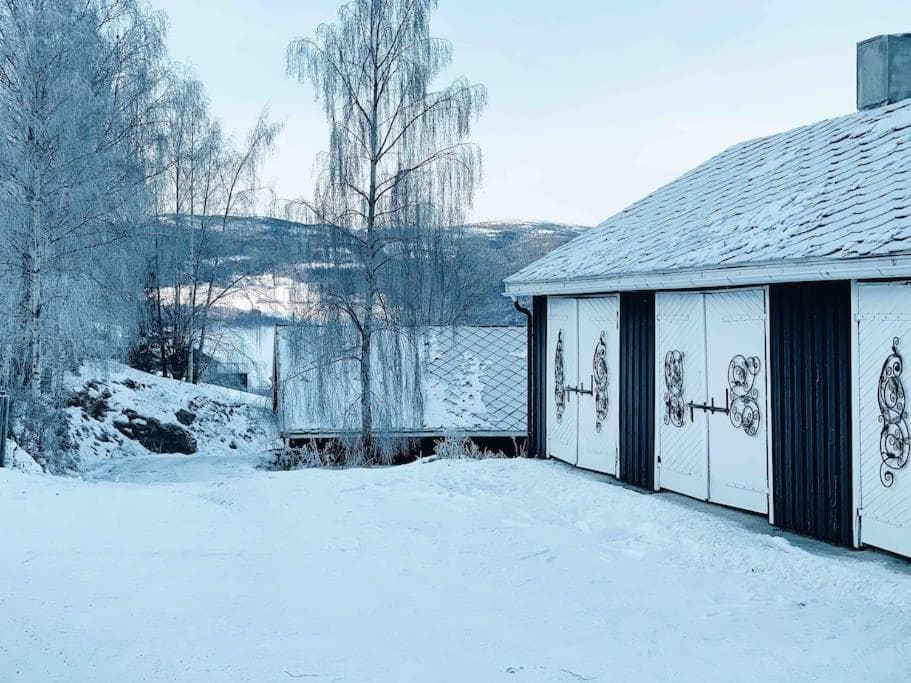 Sjarmerende tømmerhytte på gårdstun photo 8