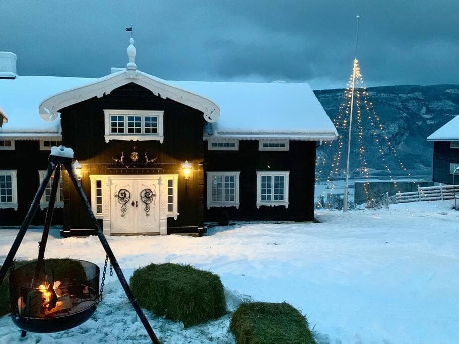 Eventyrlig Tømmerhytte på Gårdstun photo 6