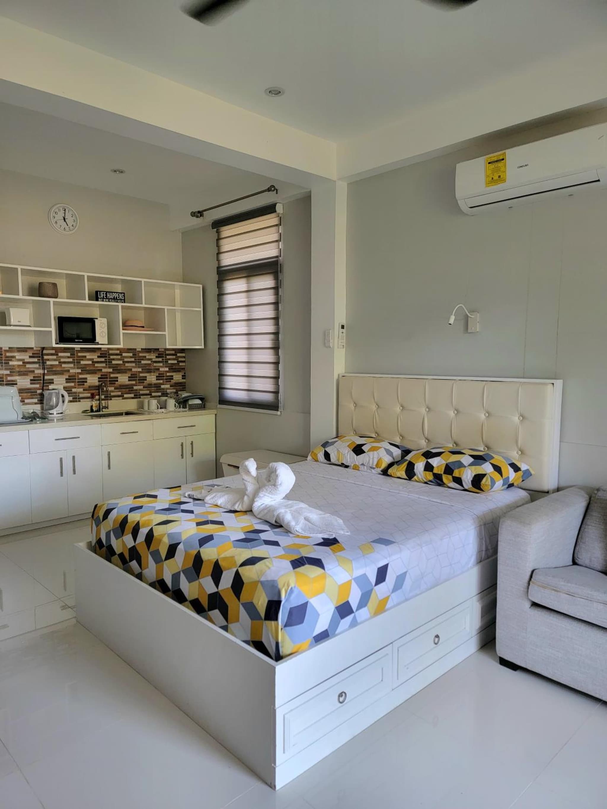 INATO SUITES Rm 1 1 queen bed and a pullout sofa bed photo 8