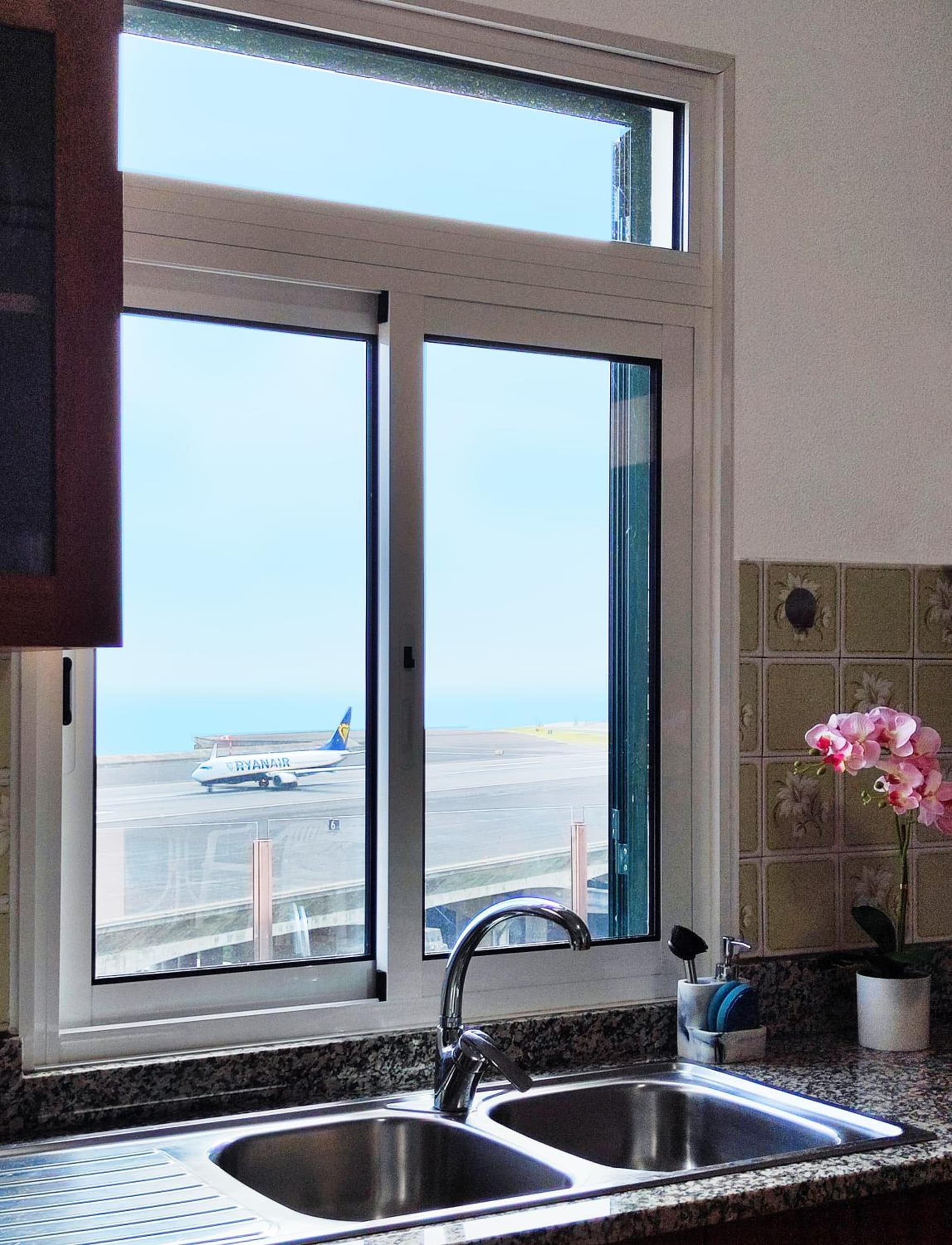 GATEONE AL Airport View House photo 3