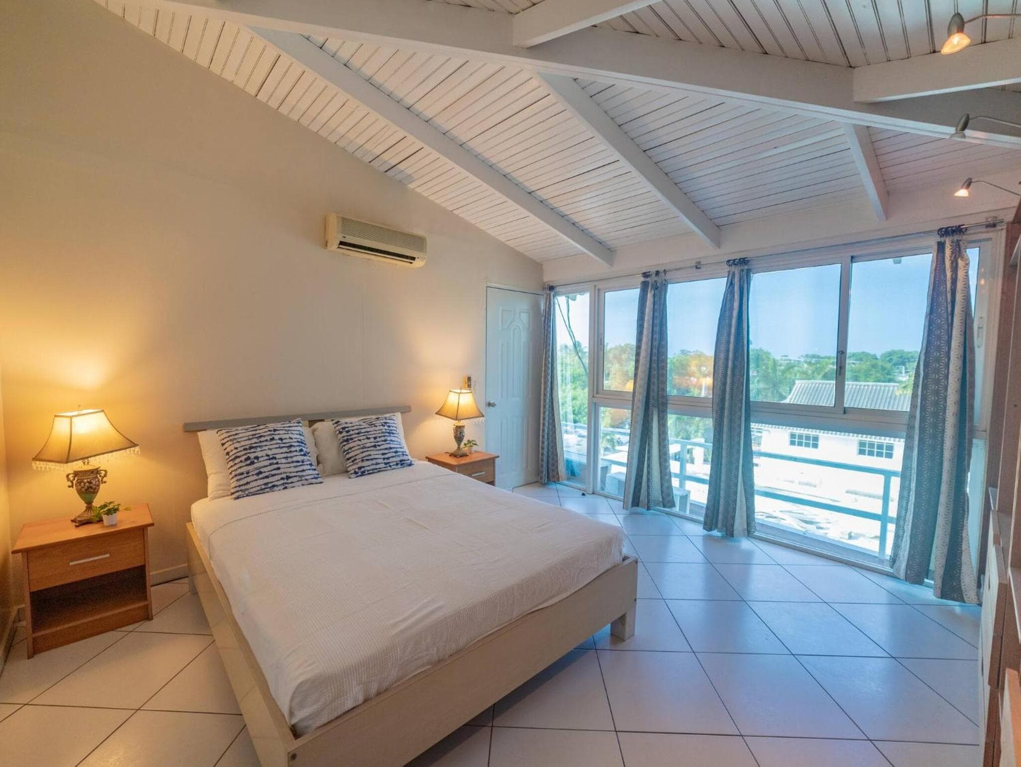 3BR Luxury Penthouse, 300m From Beach photo 5