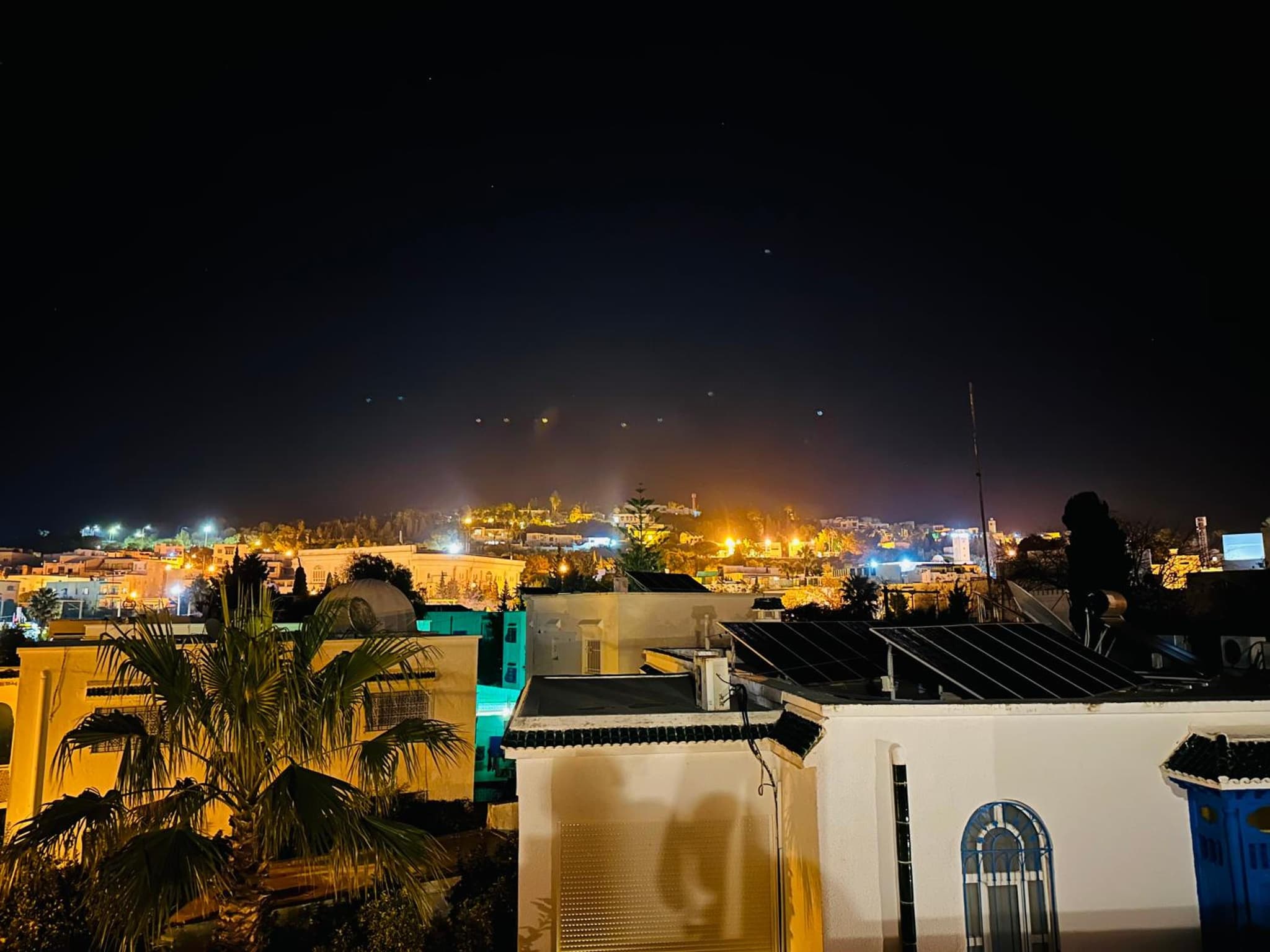 Rooftop Gem: perfect for a solo/duo traveler(s). photo 8