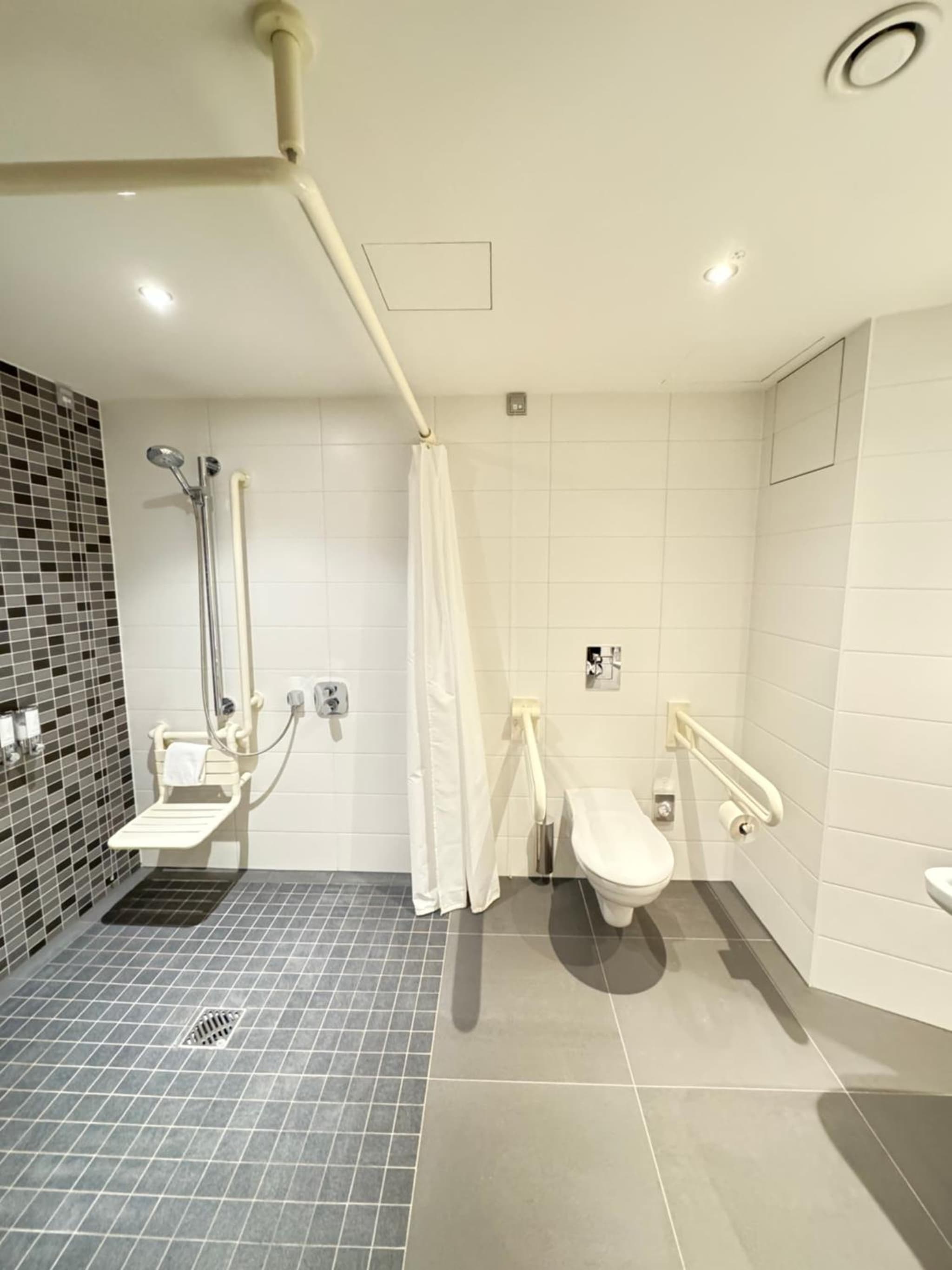 Hampton by Hilton Frankfurt City Centre photo 2