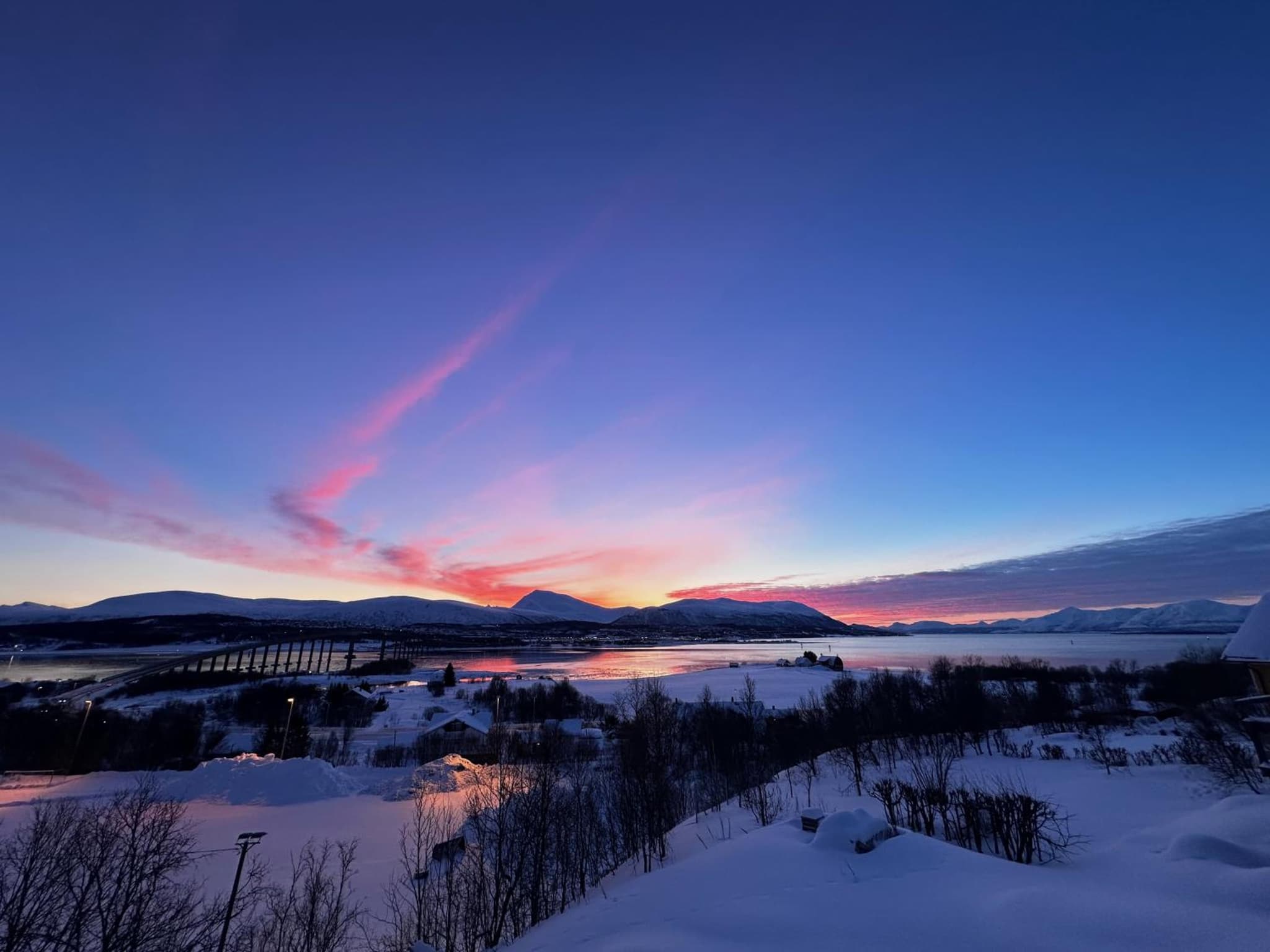 Leilighet med 1 soverom i Tromsø/Kvaløysletta med flott beliggenhet og god utsikt. Kort vei til flyplass.
