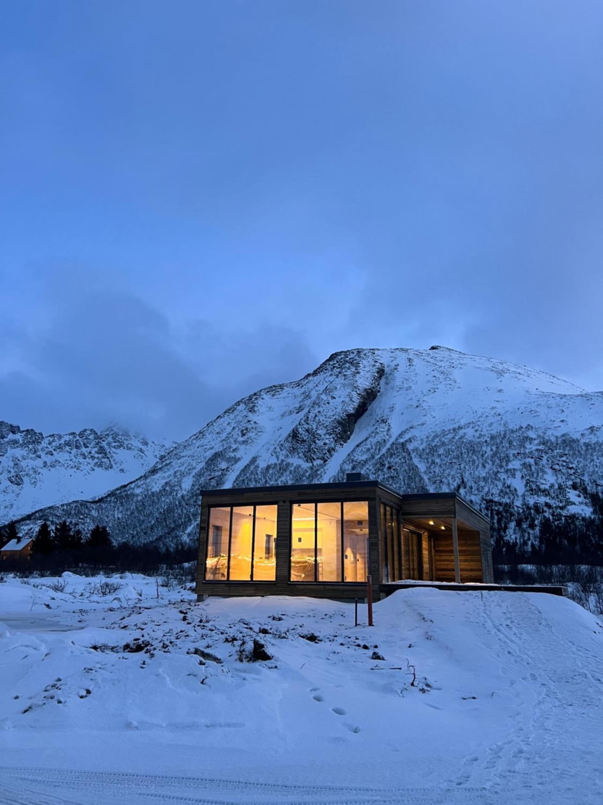 Artic Lyngvær Luggombu Lodge with jacuzzi photo 9