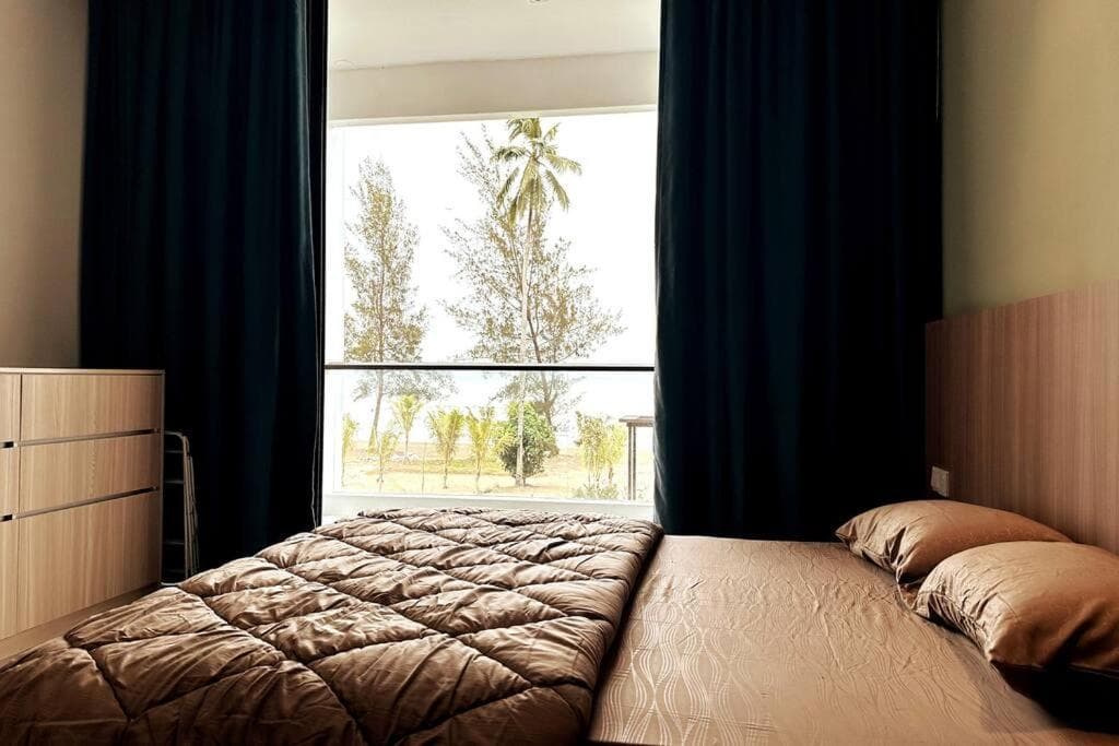 Beachfront Retreats @RoxyBeachSematanApt.
