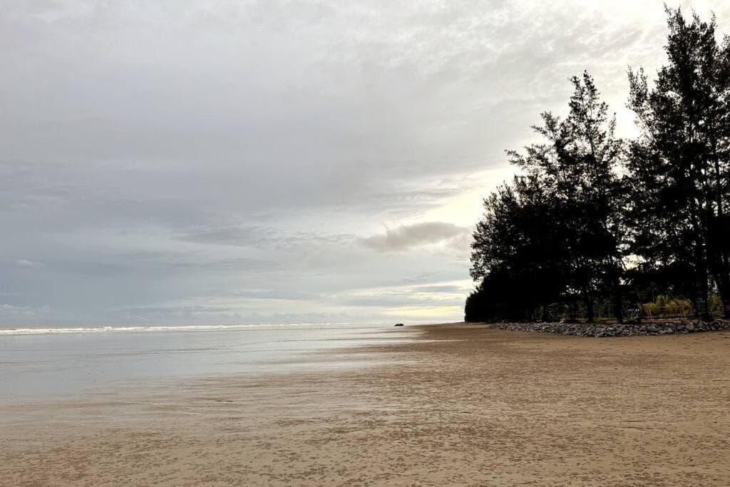 Beachfront Retreats @RoxyBeachSematanApt. photo 5