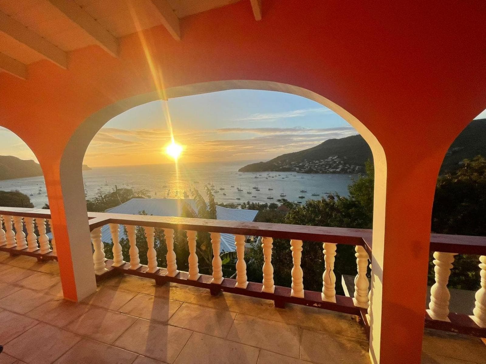 Immaculate 3 Bed Villa Overlooking Admiralty Bay photo 2