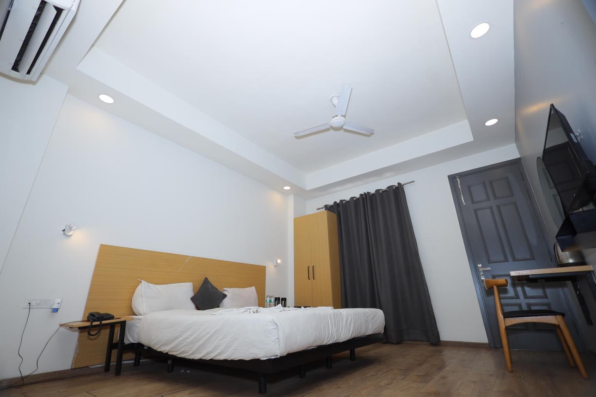 Hotel Wedlock sector 47 photo 4