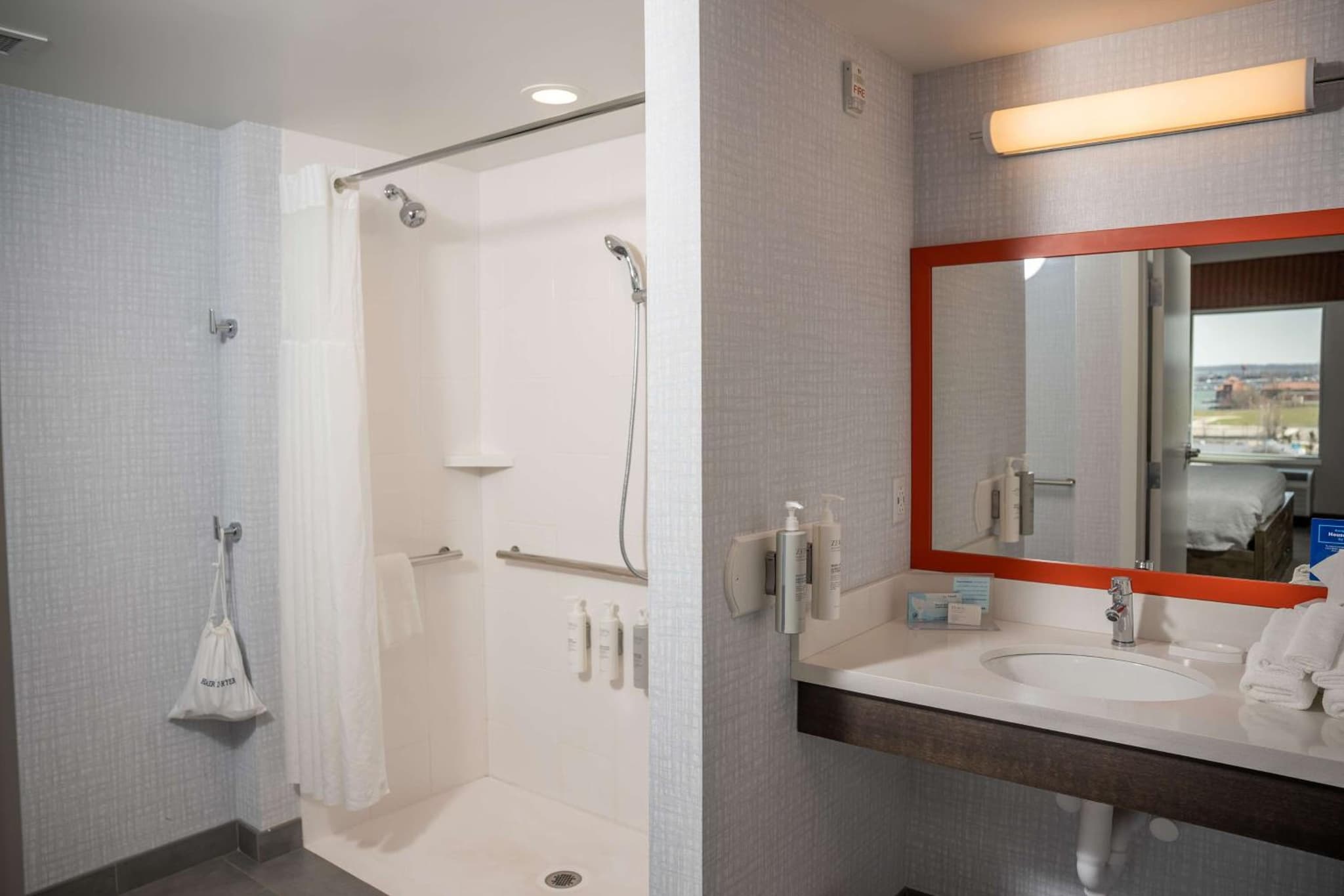 Hampton Inn & Suites Erie Bayfront photo 2