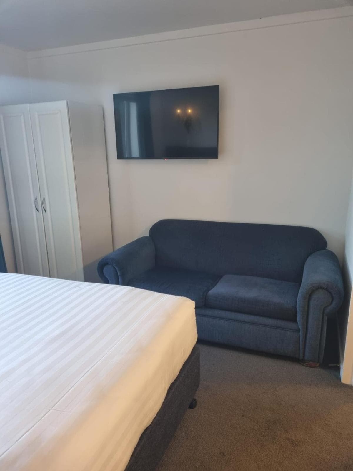 Lakeview Colonial Motel photo 4