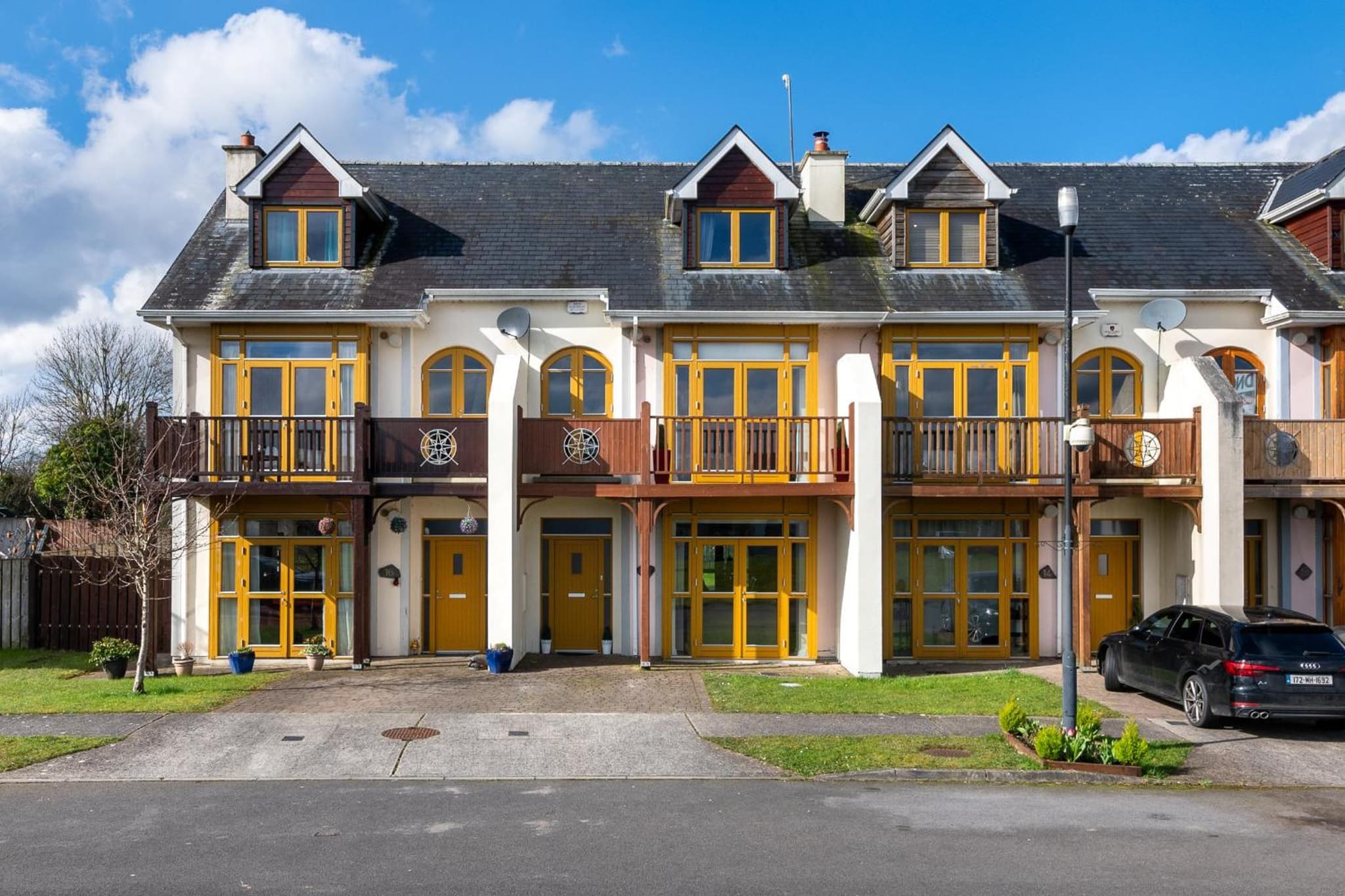 Shannonside - Stylish 5 Bed Marina home & 40ft mooring