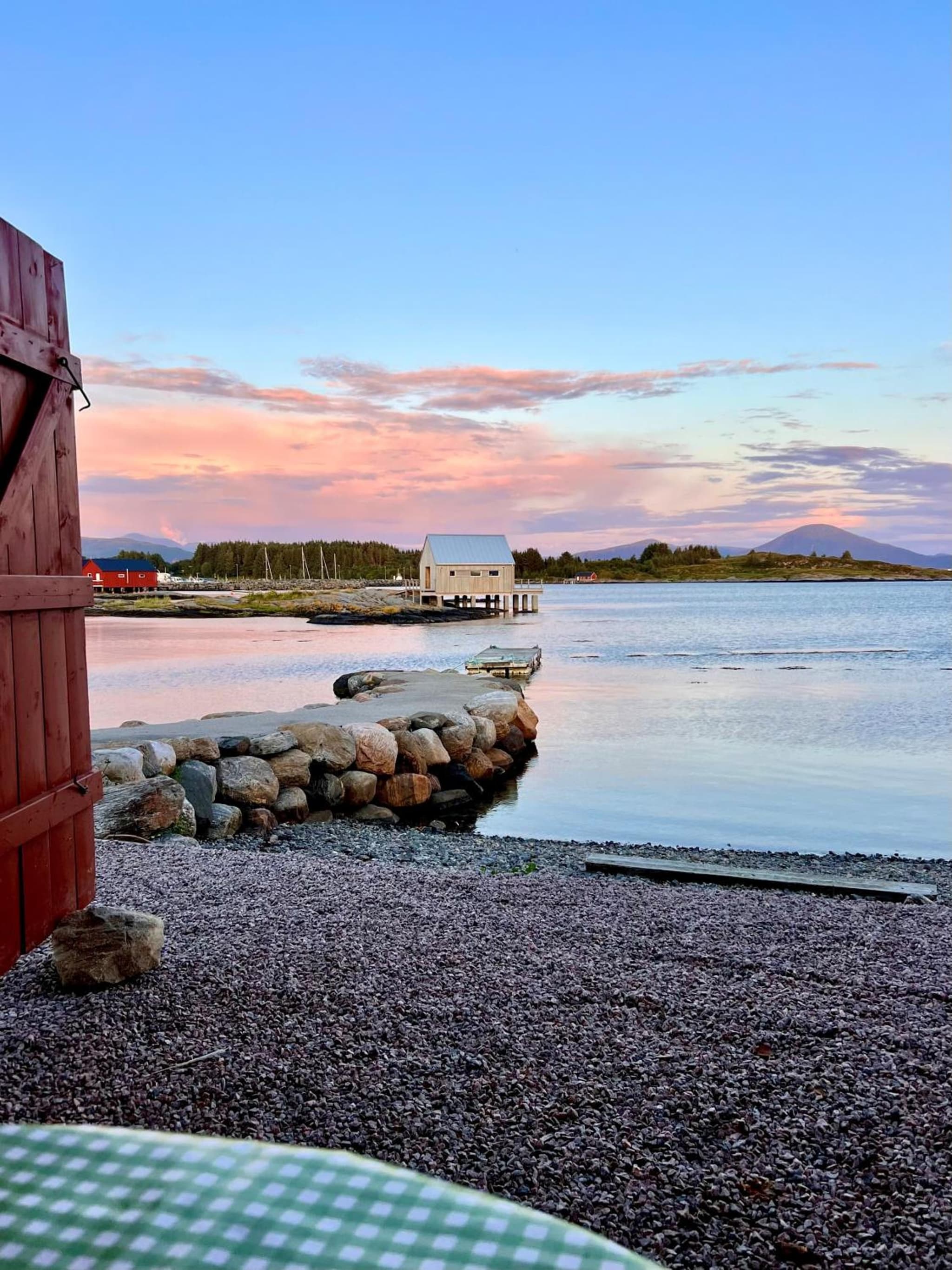 Waterfront Rorbu - By the Beach photo 7