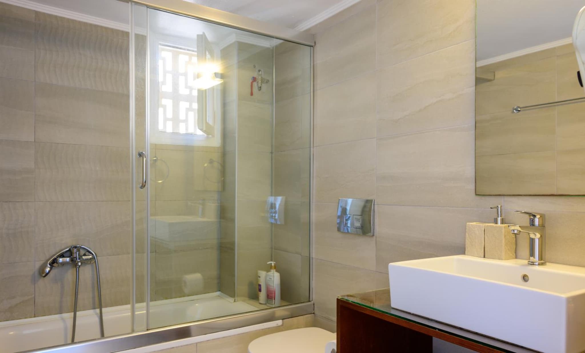 Bellevue Suites photo 3
