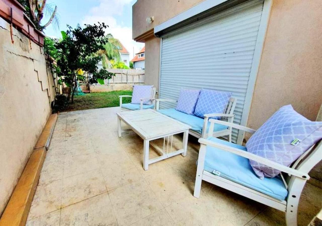 Spacious and Peaceful 2BD with Mamad, Garden & Parking photo 9