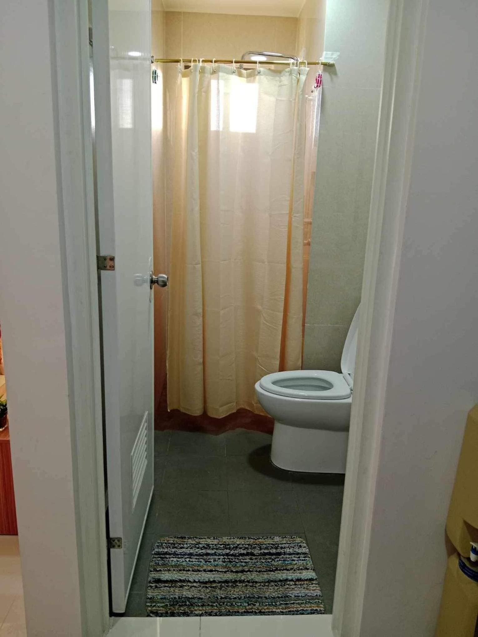 Cozy studio unit in a condominium photo 6