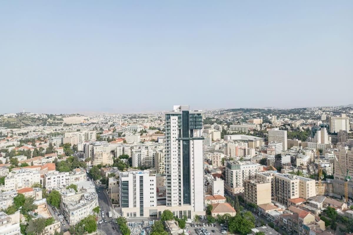 1 Bedroom Savyon View - Isrentals photo 7