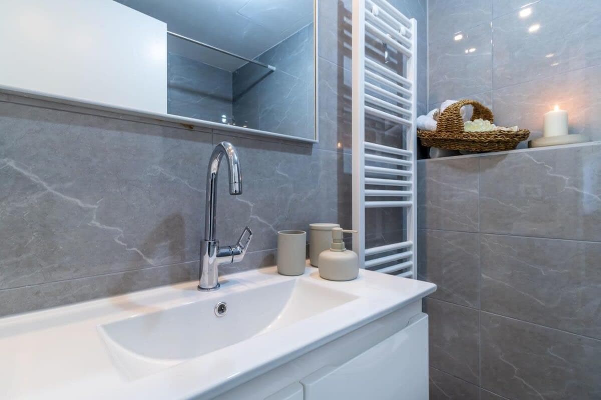 1 Bedroom Savyon View - Isrentals photo 5