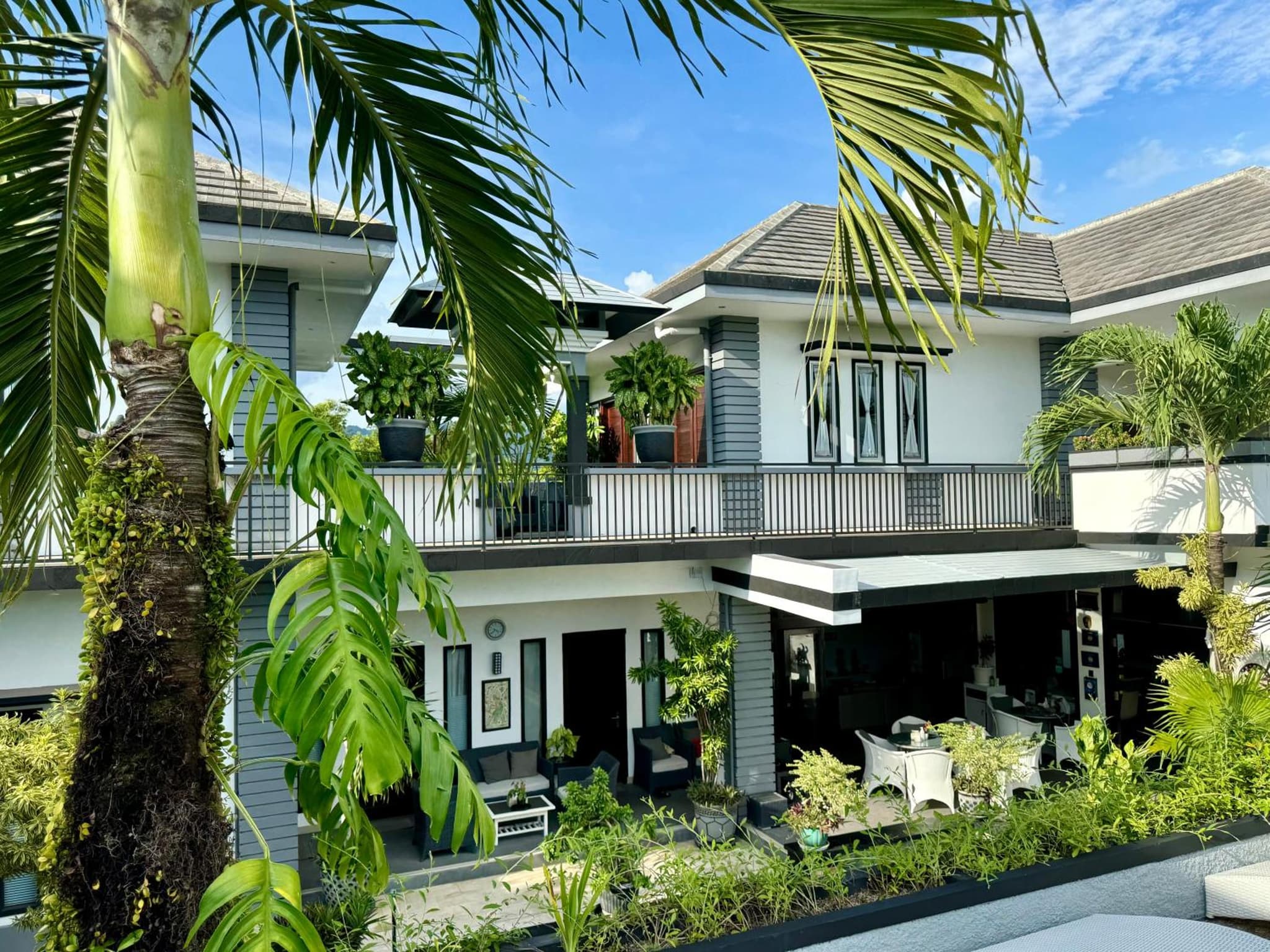 Villa Rumah Putih Abu Abu