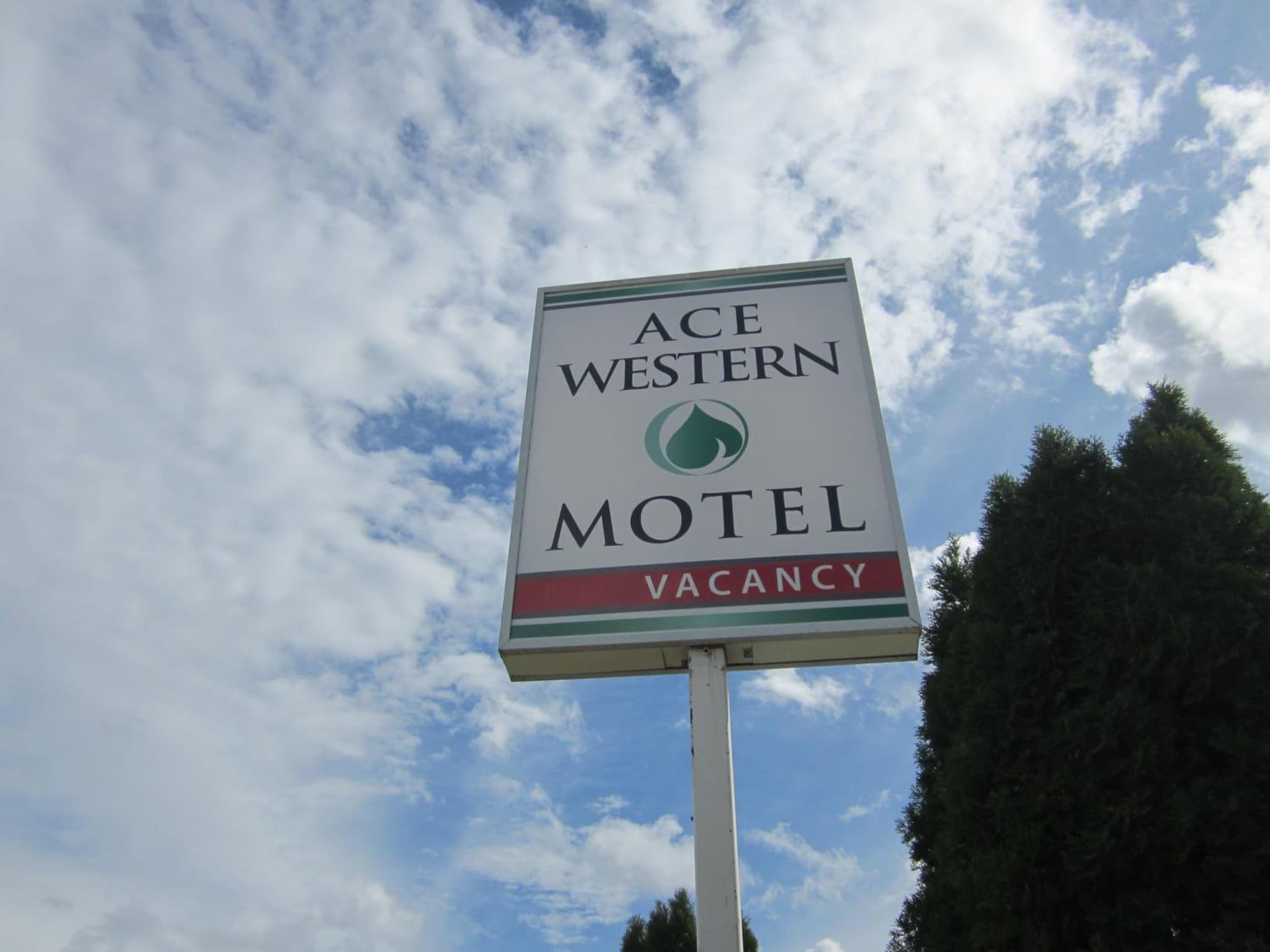Super 8 by Wyndham Clearwater BC photo 7