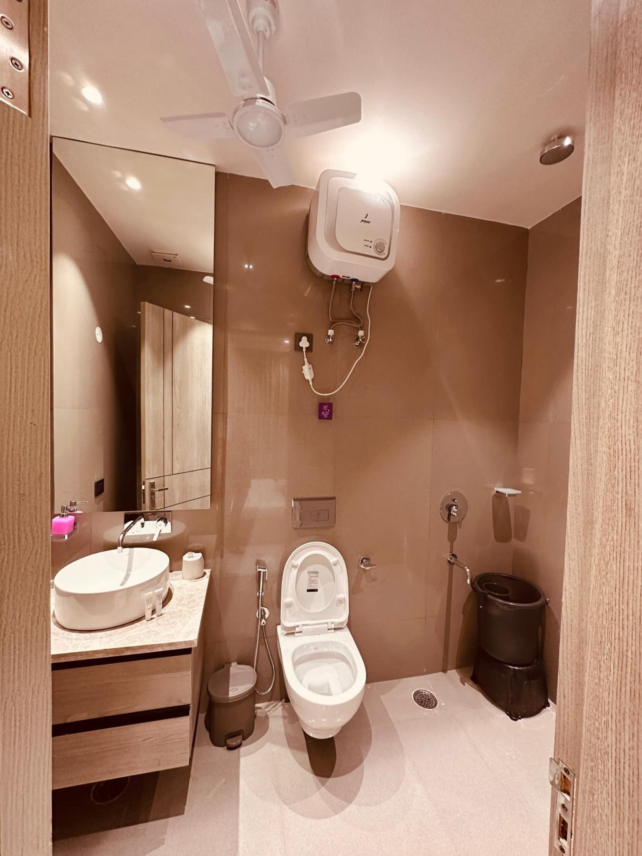 The Lodgers 2 BHK Serviced Apartment Near Artemis Hospital Sector 57 Gurgaon - Nearest Metro Station Sector 54 Chowk photo 4
