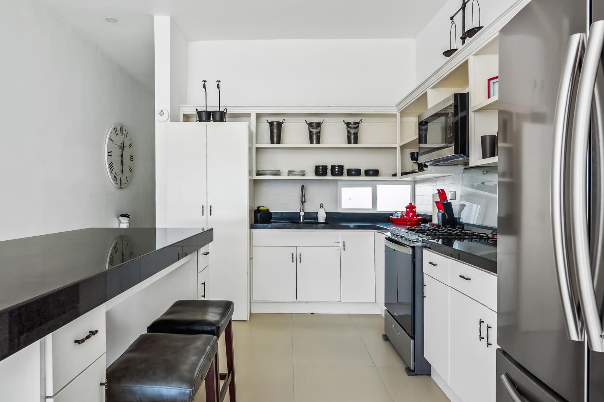 Bright Dog-Friendly Villa with Beach Views, Private Patio, Outdoor Pool, Kitchen photo 2