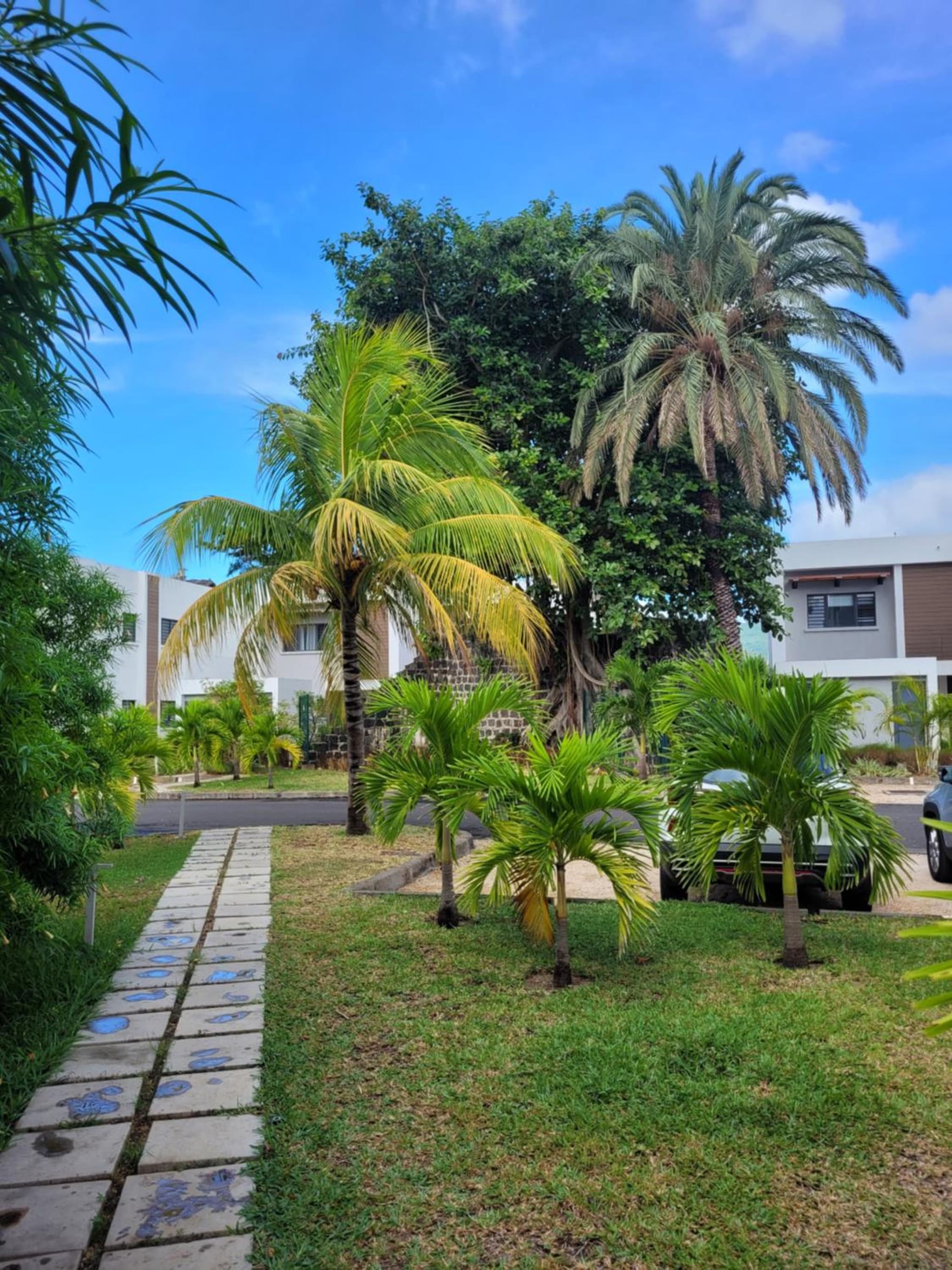 La Mivoie Beachfront with Private Pool photo 7