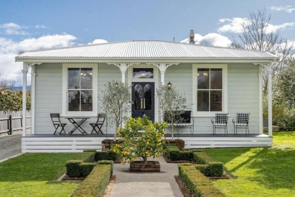 Historic Charm in Greytown - Tranquil setting - walk to town